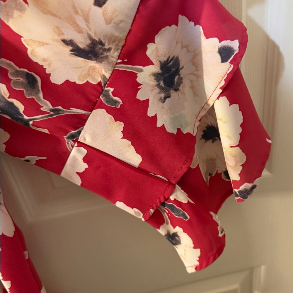 Floral Ruffle Sleeve Top - Perfect for Spring 🌷🌺 - Picture 7 of 8